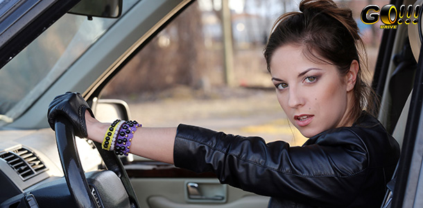 Conducir con guantes: ¿es igual de peligroso (y sancionable) que hacerlo  con abrigo?